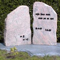 gedenksteen van ruwe natuursteen met inscriptie