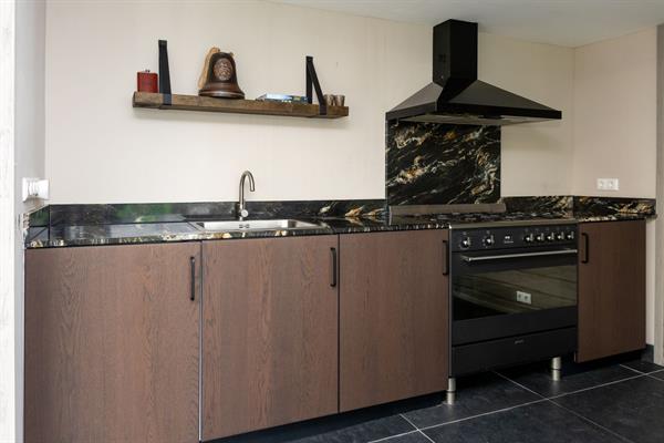 Maatwerk in natuursteen: aanrechtblad, dorpels en wastafelblad | Steenhouwerij de Vries