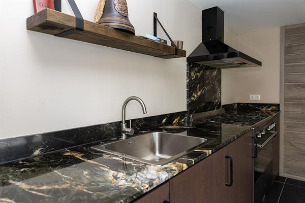 Maatwerk in natuursteen: aanrechtblad, dorpels en wastafelblad | Steenhouwerij de Vries