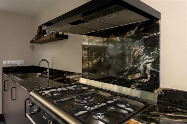 Maatwerk in natuursteen: aanrechtblad, dorpels en wastafelblad | Steenhouwerij de Vries