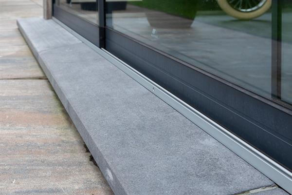 Maatwerk in natuursteen: aanrechtblad, dorpels en wastafelblad | Steenhouwerij de Vries