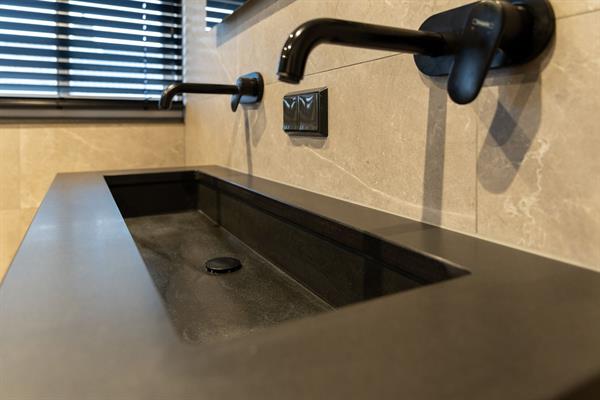 Maatwerk in natuursteen: aanrechtblad, dorpels en wastafelblad | Steenhouwerij de Vries