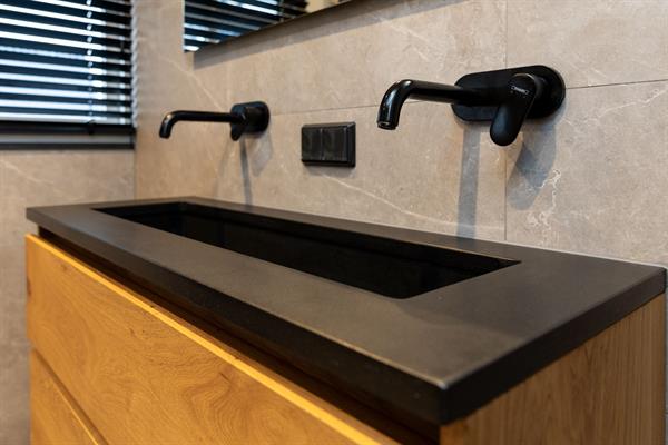 Maatwerk in natuursteen: aanrechtblad, dorpels en wastafelblad | Steenhouwerij de Vries