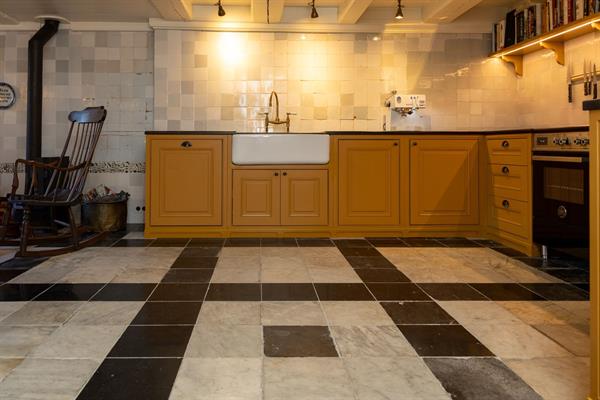 Marmer vloer, schouw en natuurstenen aanrechtblad | Steenhouwerij de Vries