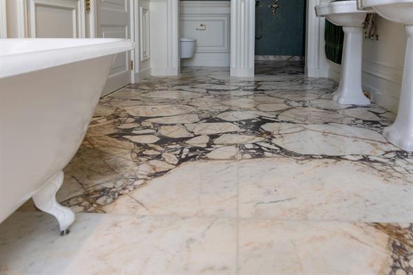 Marmer vloer, schouw en natuurstenen aanrechtblad | Steenhouwerij de Vries