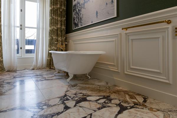 Marmer vloer, schouw en natuurstenen aanrechtblad | Steenhouwerij de Vries