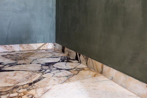 Marmer vloer, schouw en natuurstenen aanrechtblad | Steenhouwerij de Vries