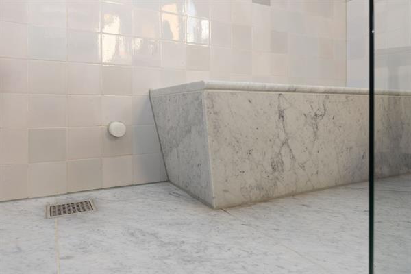 Marmer vloer, schouw en natuurstenen aanrechtblad | Steenhouwerij de Vries