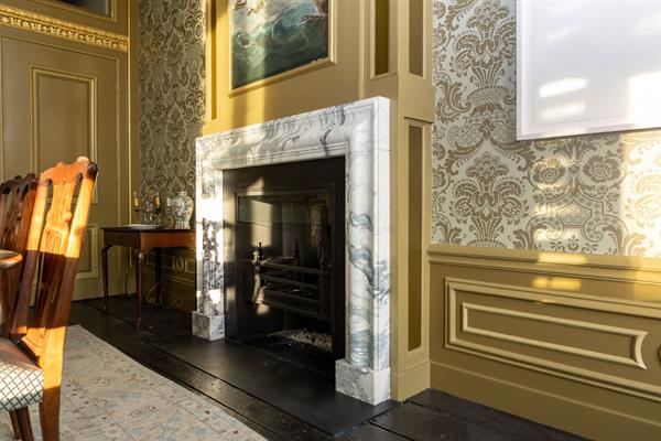 Marmer vloer, schouw en natuurstenen aanrechtblad | Steenhouwerij de Vries