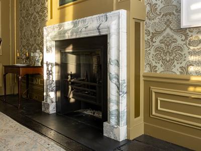 Marmer vloer, schouw en natuurstenen aanrechtblad