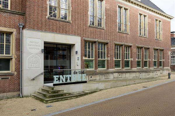 Zandstenen stoep en gevel met handgehakt logo | Steenhouwerij de Vries