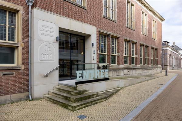 Zandstenen stoep en gevel met handgehakt logo | Steenhouwerij de Vries