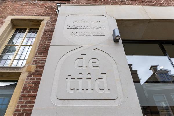 Zandstenen stoep en gevel met handgehakt logo | Steenhouwerij de Vries