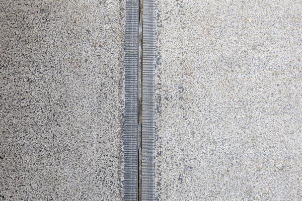 Zandstenen stoep en gevel met handgehakt logo | Steenhouwerij de Vries