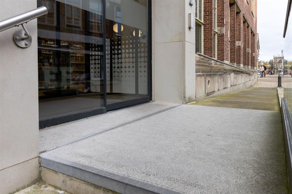 Zandstenen stoep en gevel met handgehakt logo | Steenhouwerij de Vries