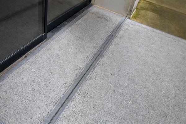 Zandstenen stoep en gevel met handgehakt logo | Steenhouwerij de Vries