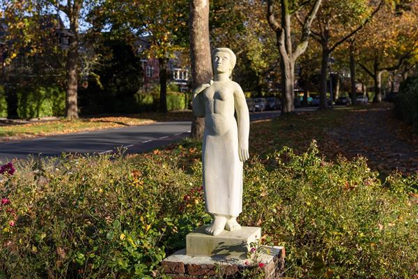 Beeldhouwwerk Vrouwfiguur | Steenhouwerij de Vries