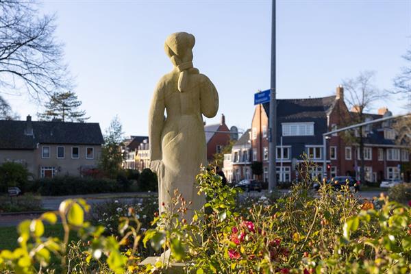 Beeldhouwwerk Vrouwfiguur | Steenhouwerij de Vries