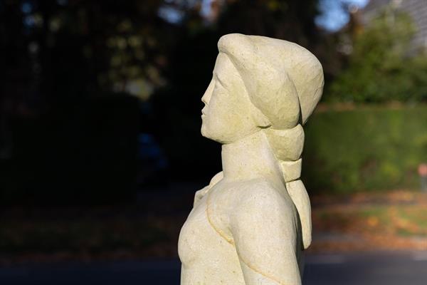 Beeldhouwwerk Vrouwfiguur | Steenhouwerij de Vries