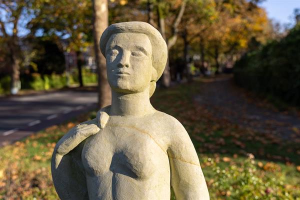 Beeldhouwwerk Vrouwfiguur | Steenhouwerij de Vries