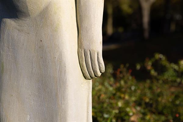 Beeldhouwwerk Vrouwfiguur | Steenhouwerij de Vries