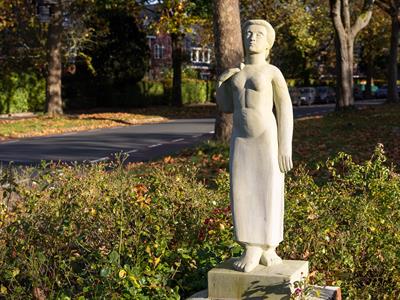 Beeldhouwwerk Vrouwfiguur