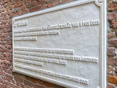 Tekstplaat met gehakte inscriptie